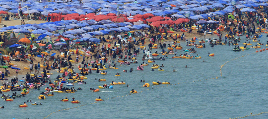 피서가 절정기에 접어든 3일 강원도 속초해수욕장을 찾은 피서객이 물놀이를 즐기고 있다. 연합뉴스